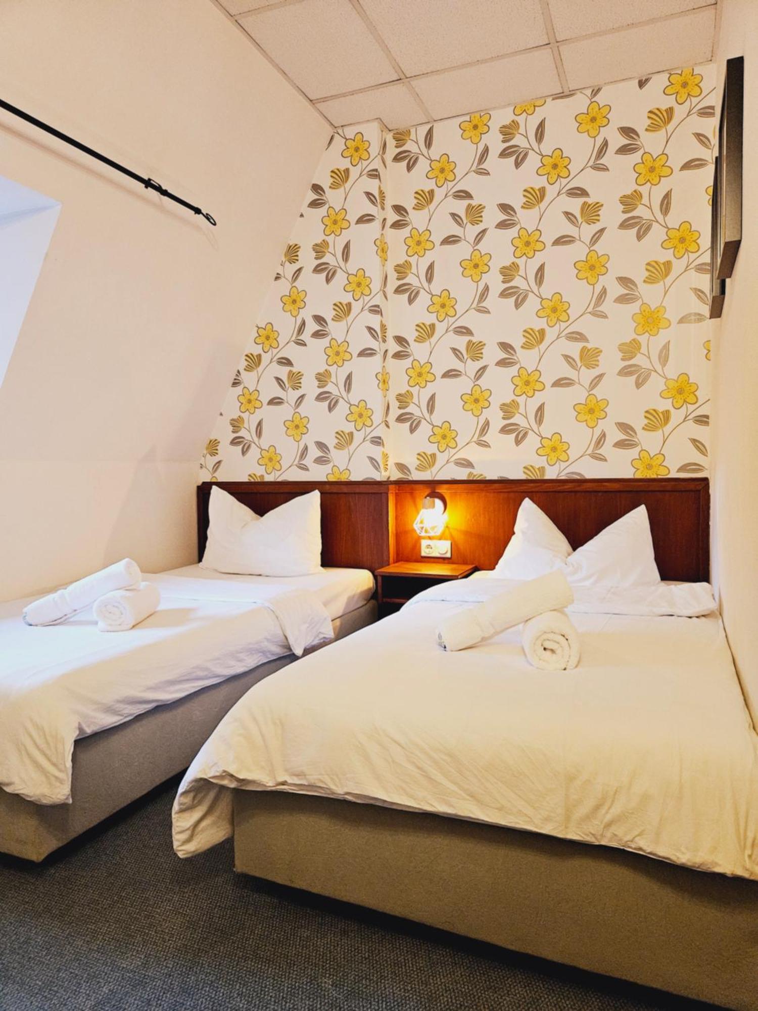 Ikura Hotel Self-Check-In Лютерштадт-Айслебен Экстерьер фото