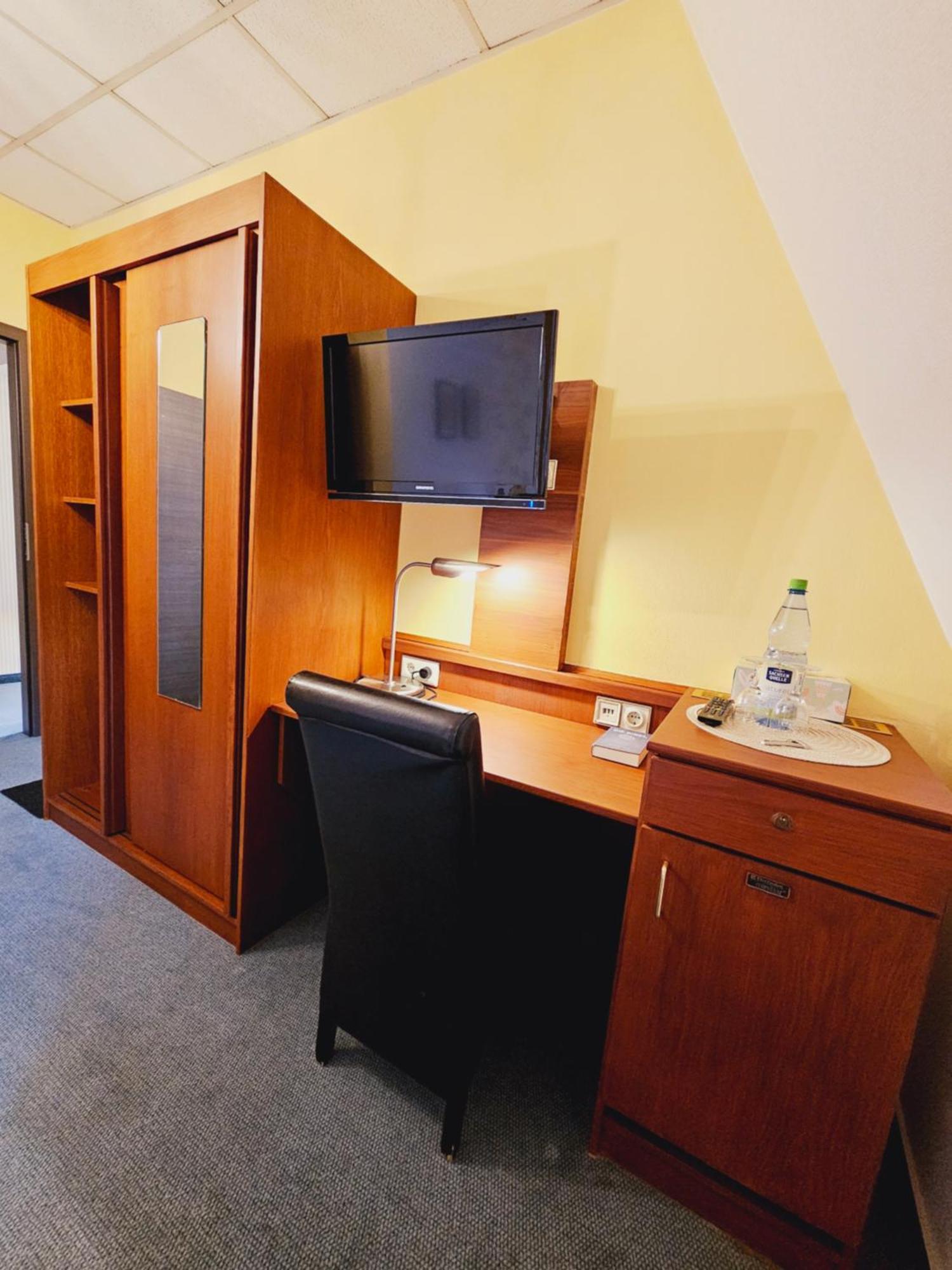 Ikura Hotel Self-Check-In Лютерштадт-Айслебен Экстерьер фото