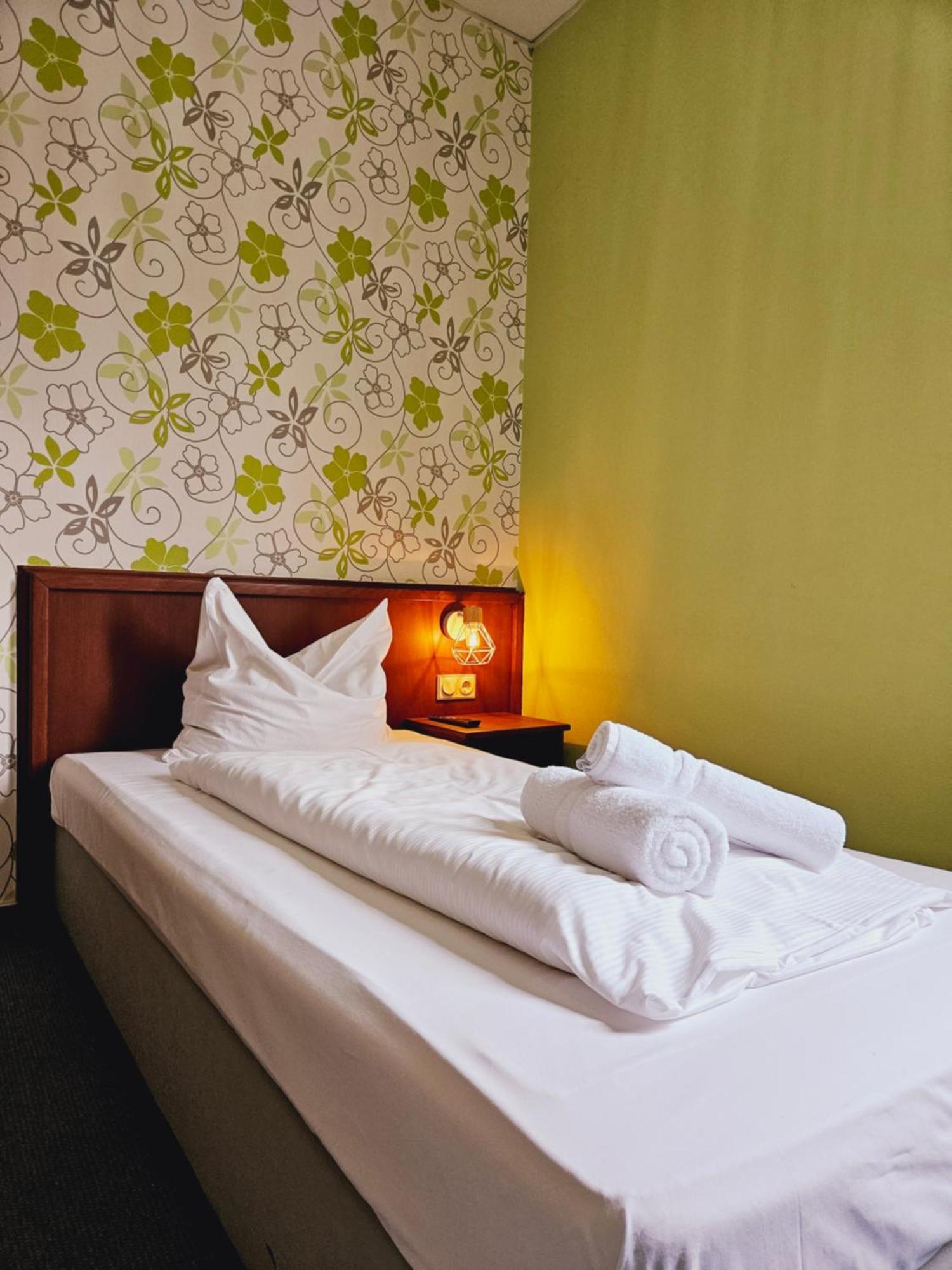 Ikura Hotel Self-Check-In Лютерштадт-Айслебен Экстерьер фото